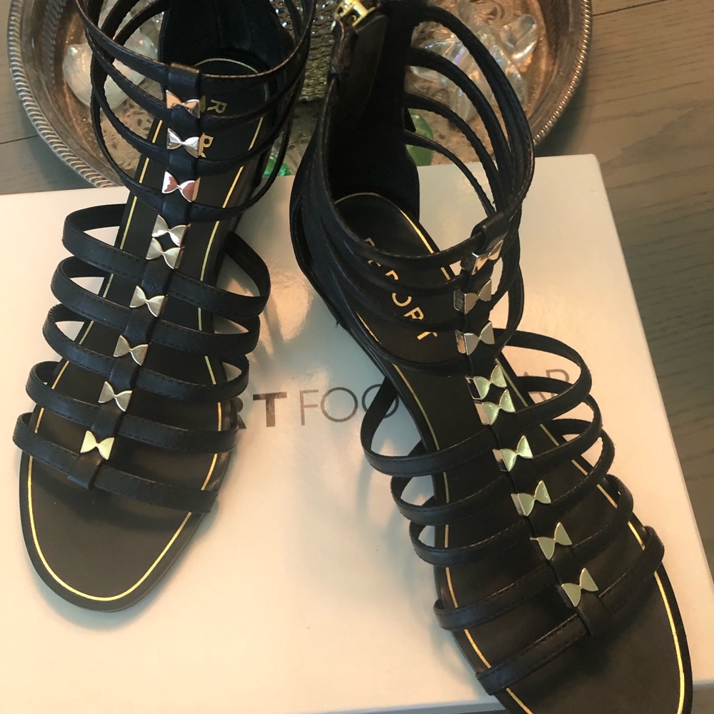 Black gladiator sandals with gold accents - Size 7